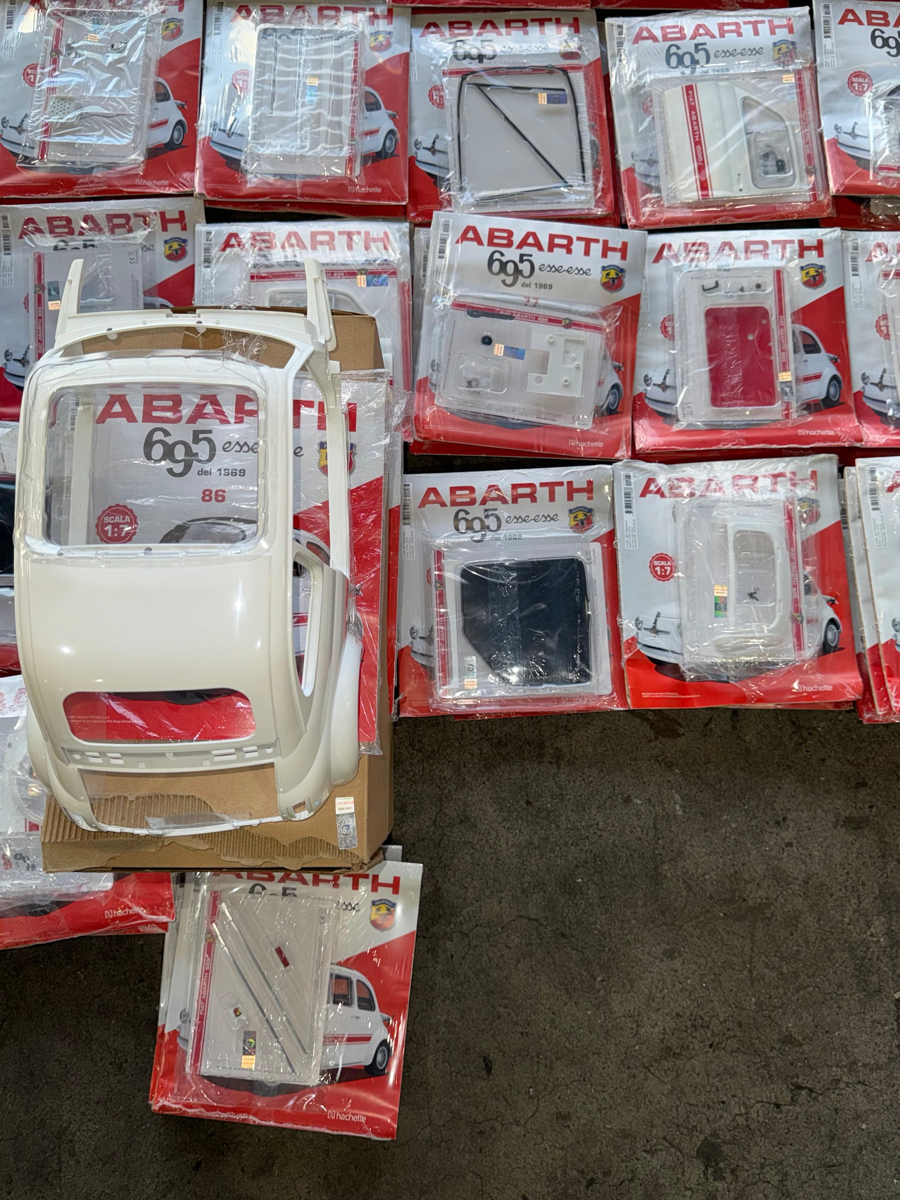 Hachetto イタリアのアシェットABARTH695 7/1組み立てキットです