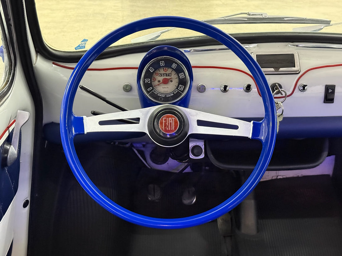 イタリア🇮🇹パオラさんのご紹介白いボディにコバルトブルーが眩しいネオンな500Fです